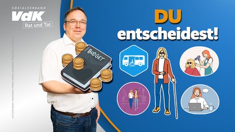 Ein Mann steht mit einem Gesetzbuch in der Hand vor einer Leinwand. 