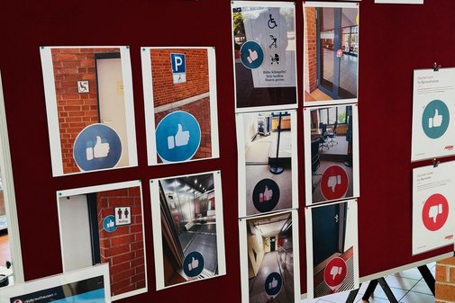 Fotos an der Wand