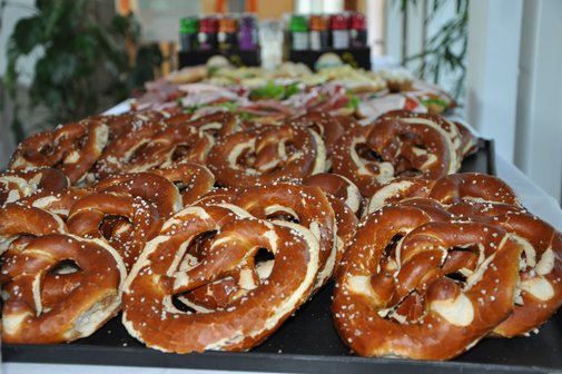 Ein Backblech voller Butter-Brezeln. 