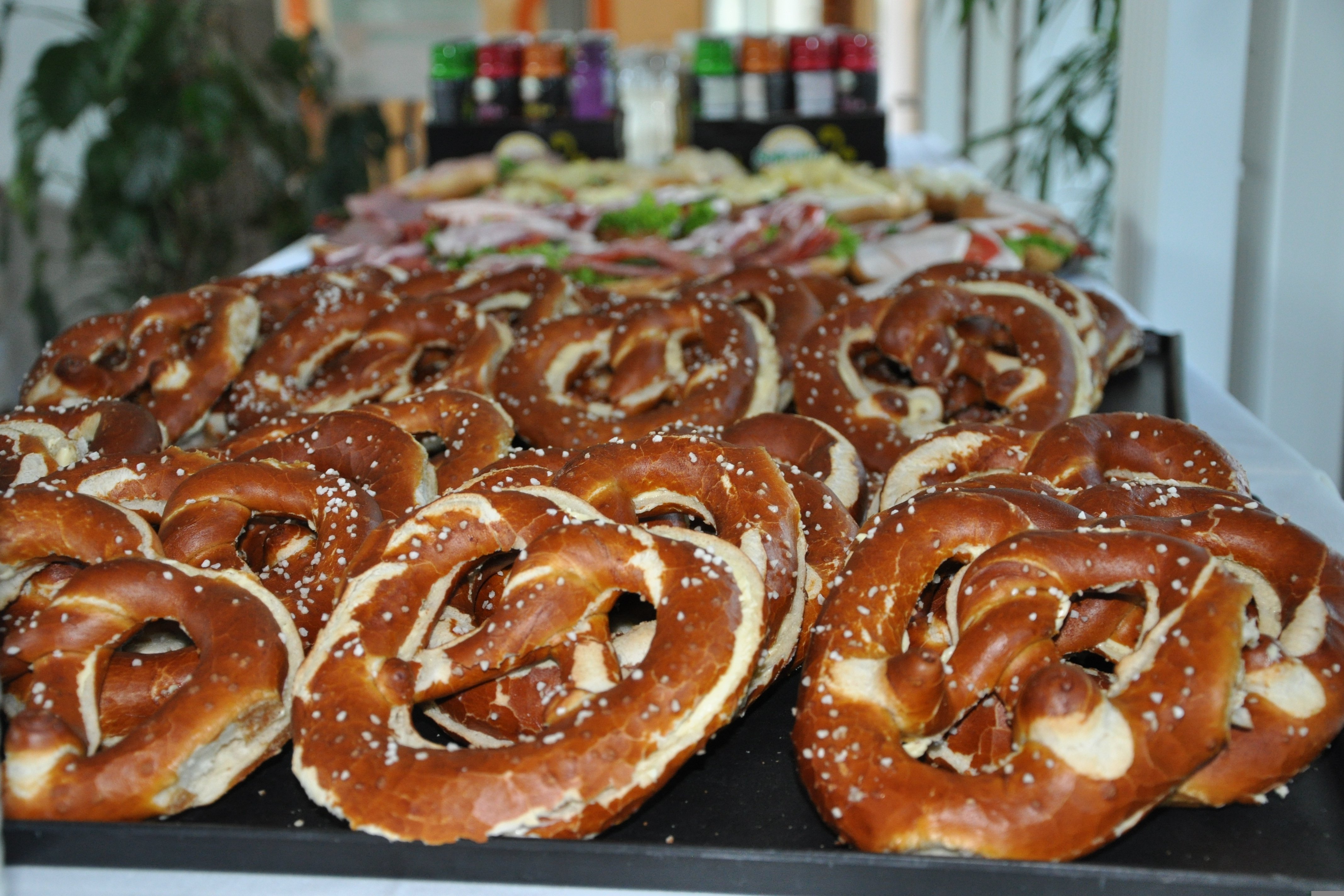 Ein Backblech voller Butter-Brezeln. 