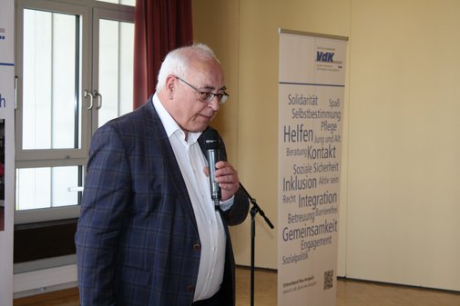 Ein Mann spricht