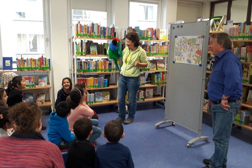 Zwei Erwachsene und mehrere Kinder