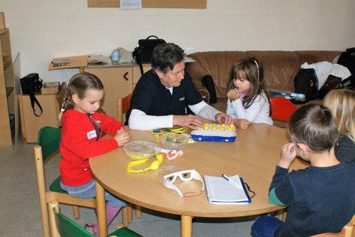 Eine Frau und vier Kinder