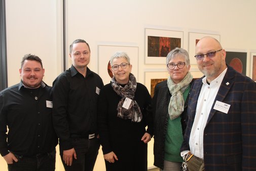 Zwei Frauen und drei M&auml;nner