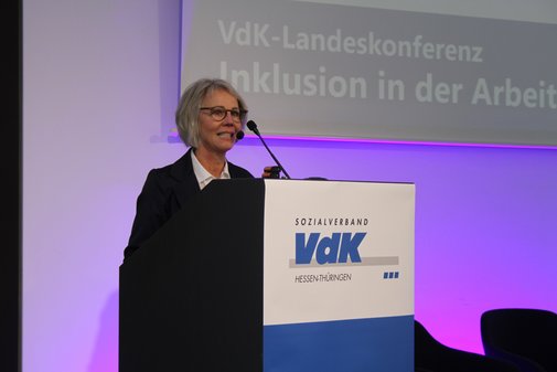 Eine Frau hält eine Rede