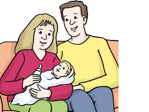 Ein Paar mit Baby sitzt auf einem Sofa.