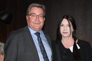 Mann und Frau stehen nebeneinander und blicken ernst in die Kamera. 