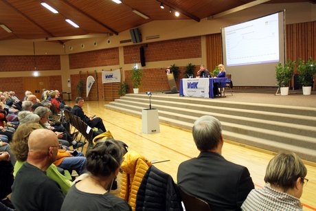 Blick von rechts auf das Podium und die erste Publikumsreihe