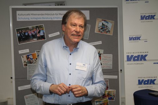 Ein Mann hält eine Rede