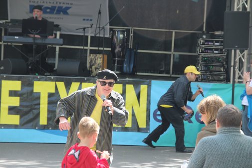 Ein Mann singt vor Publikum