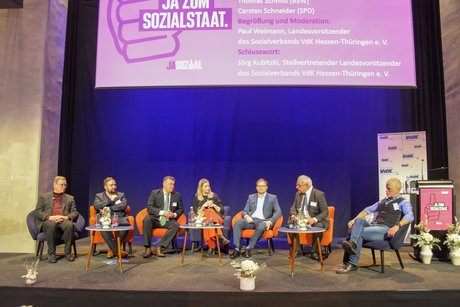 Mehrere Menschen auf einem podium