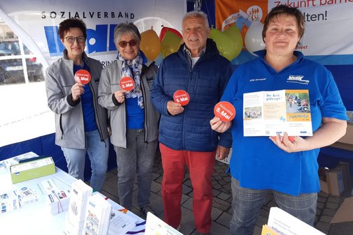 Mehrere Menschen an einem Informationsstand