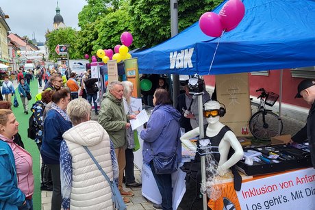 Viele Menschen vor einem Informationsstand