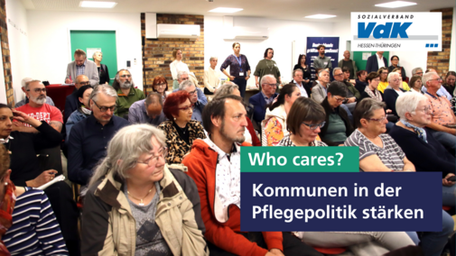 Ein vollbesetzter Vortragsraum. Einige Menschen stehen sogar hinter der letzten Reihe.