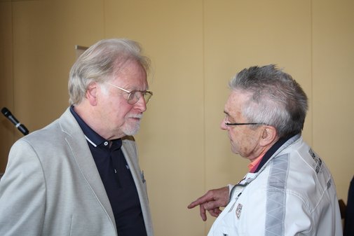 Zwei Männer im Gespräch