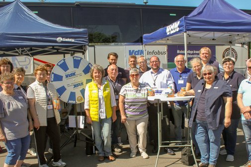 Viele Menschen vor einem Bus