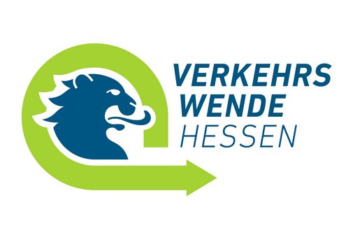 Logo der Verkehrswende Hessen Logo der Verkehrswende Hessen bestehend aus einem blauen Schriftzug und dem Bild eines blauen Löwenkopfs, den ein grüner Pfeil umgibt