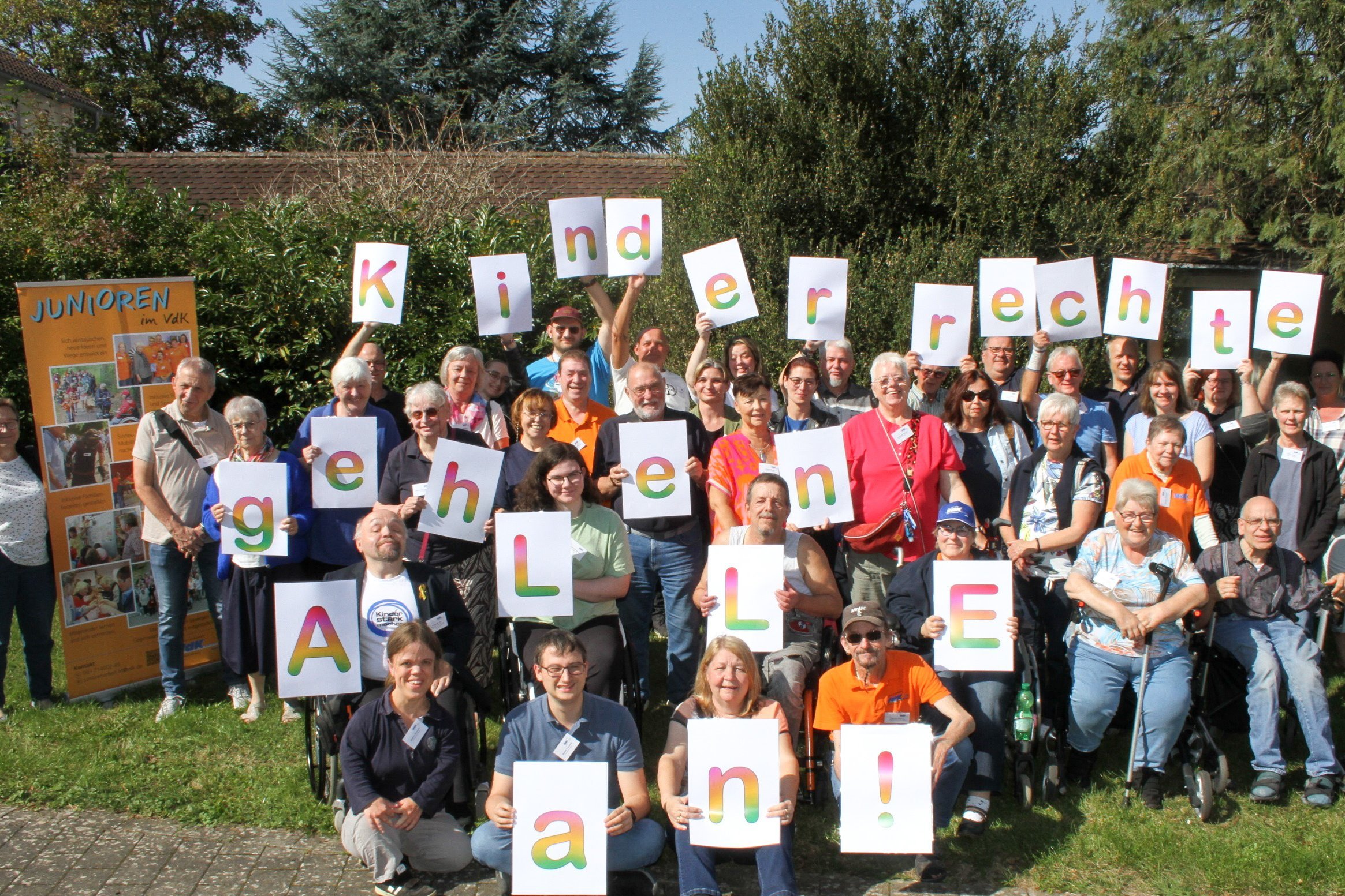 Eine Gruppe von Menschen mit Schildern in Händen