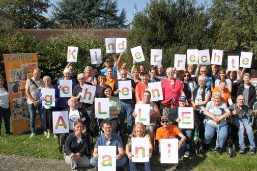 Eine Gruppe von Menschen mit Schildern in Händen