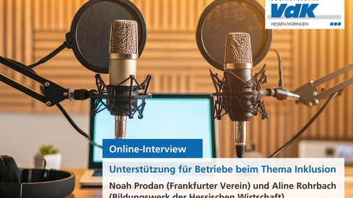 An einem Schreibtisch sind zwei f&uuml;r Podcasts &uuml;bliche Tischmikrophone aufgebaut. dahinter steht ein Laptop. Auf dem Bild liegt ein Textsticker: "Unterst&uuml;tzung f&uuml;r Betriebe beim Thema Inklusion, Online-Interview,Live am 12. Dezember 2025 von 10-12 Uhr"