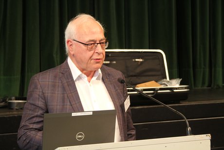 Paul Weimann am Rednerpult Mann im weißen Hemd steht mit ernstem Gesicht am Rednerpult.