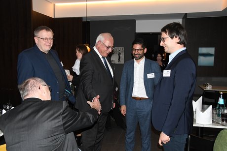 Wirtschsftsminister Kaweh Mansoori im Kreis von VdK-Landesvorstandsmitgliedern. 