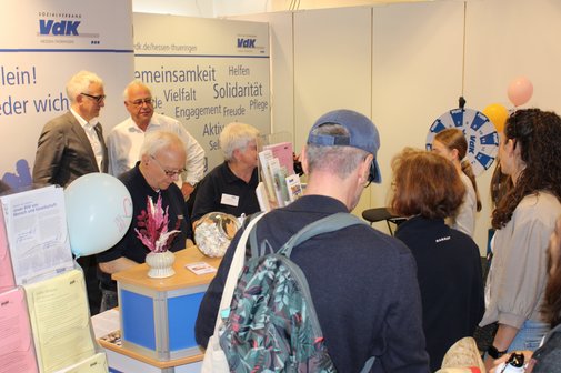 Viele Menschen am Stand des VdK auf dem Hessentag in Fulda