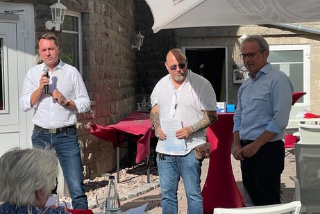 Drei Männer diskutieren