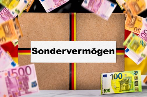 Geldscheine und ein Paket mit der Aufschrift Sondervermögen