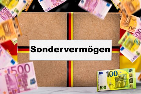 Geldscheine und ein Paket mit der Aufschrift Sondervermögen