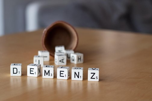 Würfel und eine Würfelbecher