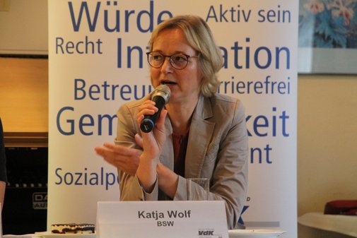 Eine Frau spricht