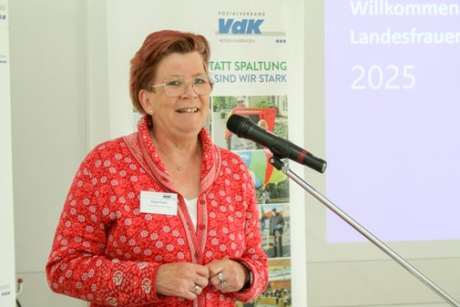 Eine Frau hält eine Rede
