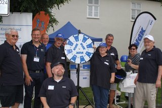 Mehrere Menschen an einem Infostand