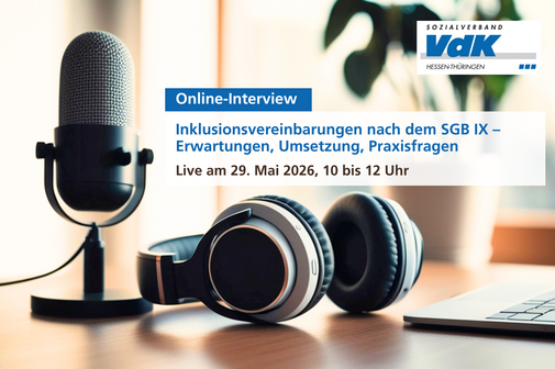 Eine Nahaufnahme von einem Mikrophon, einem paar Kopfhörer und einem Notebook auf einem Schreibtisch. Auf dem Bild steht folgender Text: Inklusionsvereinbarungen nach dem SGB IX – Erwartungen, Umsetzung, Praxisfragen, Live am 29. Mai 2026, 10 bis 12 Uhr