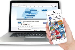 Das Bild zeigt eine Notebook, auf dem die Faceboo-Seite des VdK Hessen-Thürinbgen angezeigt wird. Daneben ist eine Hand zu sehen, die ein Smartphone hält, auf dem die Instagram-Seite geöffnet ist.