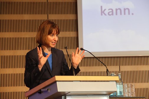 Eine Frau hält eine Rede