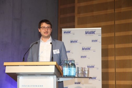 Ein Mann hält eine Rede