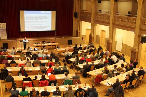 Viele Menschen in einem Raum