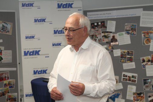 Ein Mann hält eine Rede