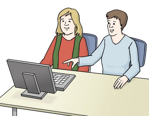 Zwei Frauen sitzen vor einem Computer. Eine Frau zeigt der anderen etwas auf dem Bildschirm.