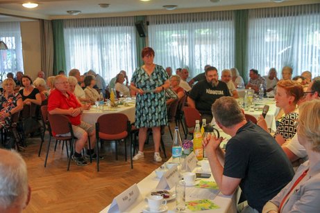 Eine Frau spricht vor vielen Menschen