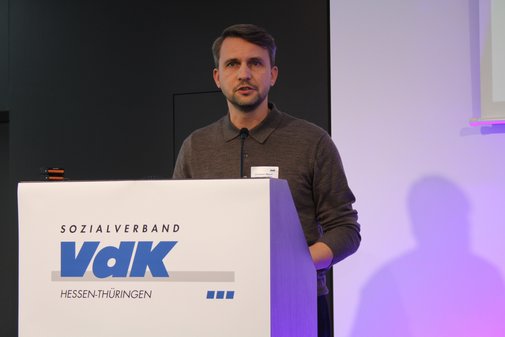 Ein Mann hält einen Vortrag