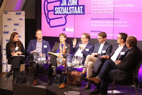 Mehrere Menschen auf einem Podium