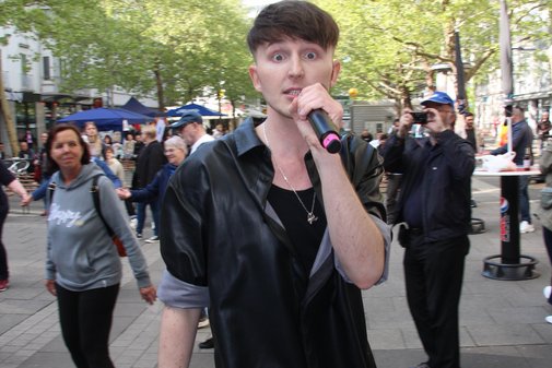 Ein Mann singt vor Publikum