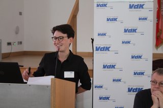 Caroline Baier, VdK-Referentin für Betriebsarbeit, am Rednerpult