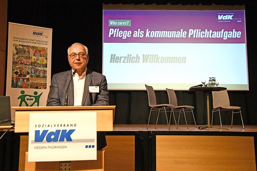 Ein Mann h&auml;lt eine Rede