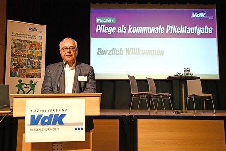 Ein Mann h&auml;lt eine Rede