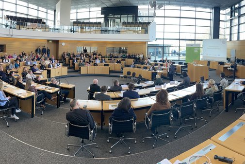 Blick in den voll besetzten Thüringer Landtag