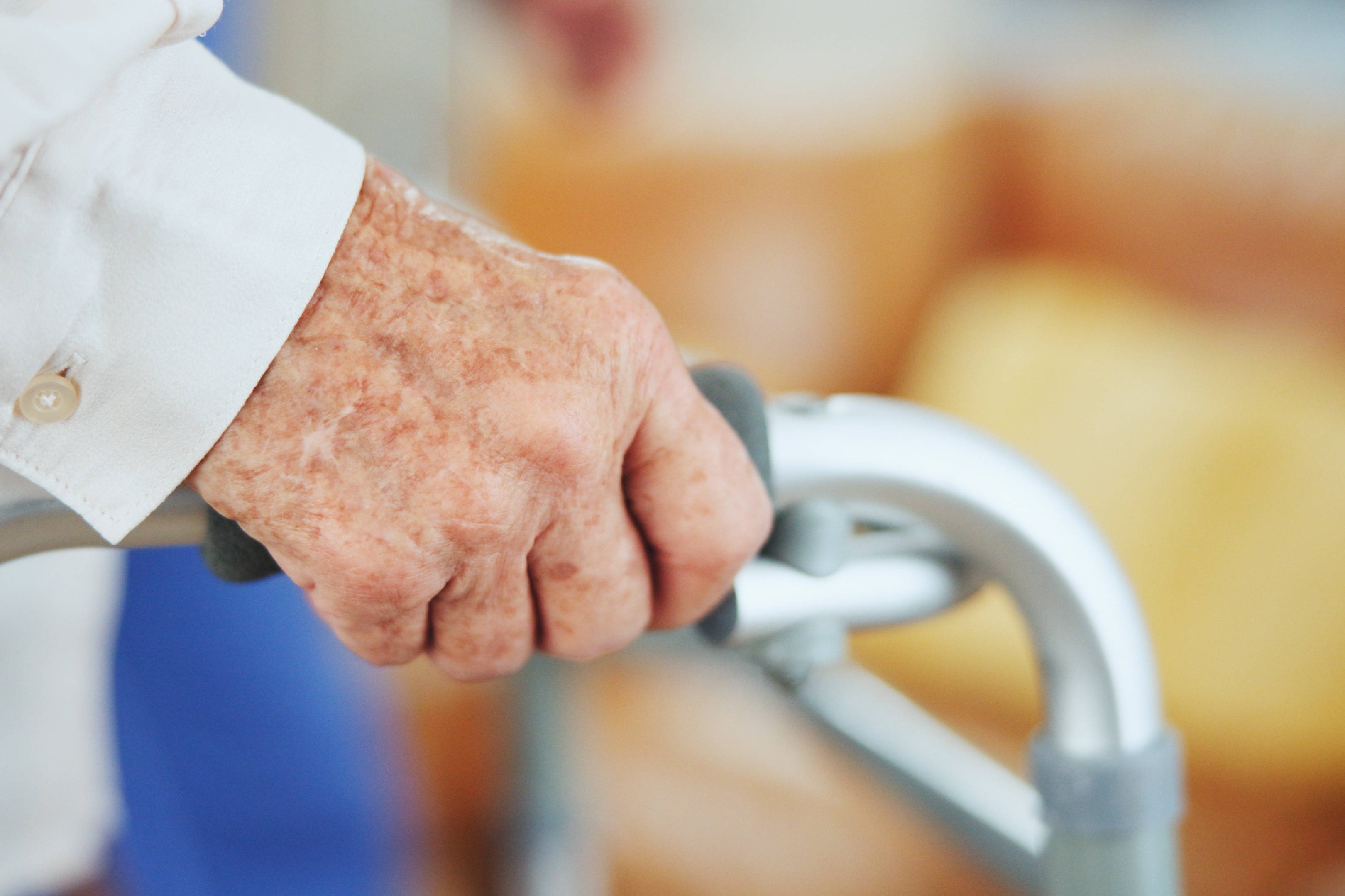 Hand eines älteren Menschen am Rollator